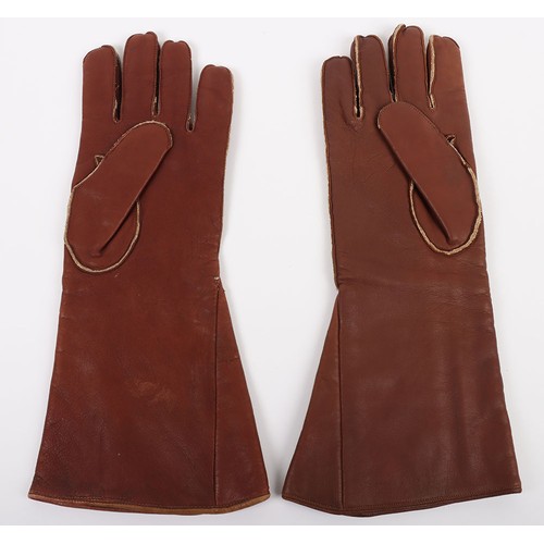 883 - WW2 RAF D Type Flying Gloves. A nice pair of original RAF D Type flying gloves in good condition hav... 