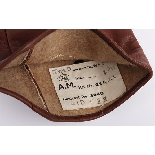 883 - WW2 RAF D Type Flying Gloves. A nice pair of original RAF D Type flying gloves in good condition hav... 