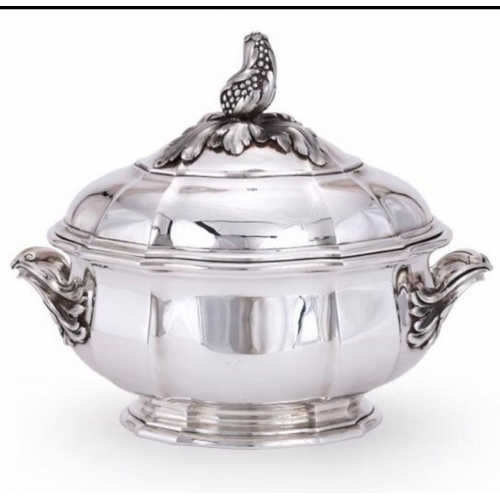 24 - A French 19th century silver tureen, 
29cm