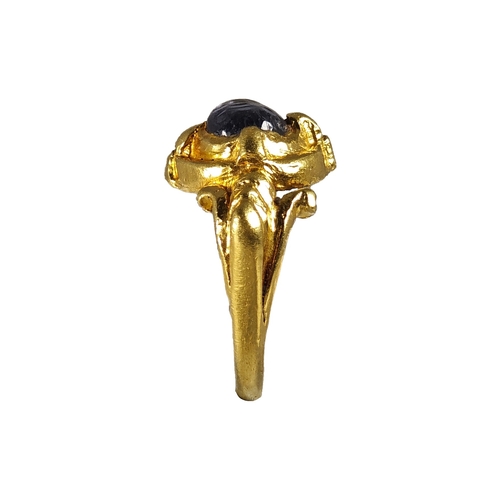 93 - Gold ring set with blue sapphire, Ancient Java period, 8.8g