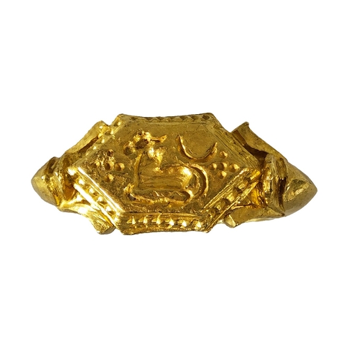 94 - Gold ring with Nandi bull chiseled on the ring, Ancient Java period, 11.5g