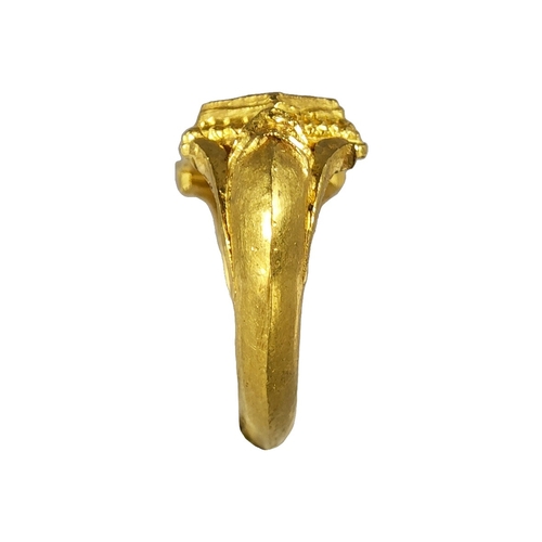 94 - Gold ring with Nandi bull chiseled on the ring, Ancient Java period, 11.5g