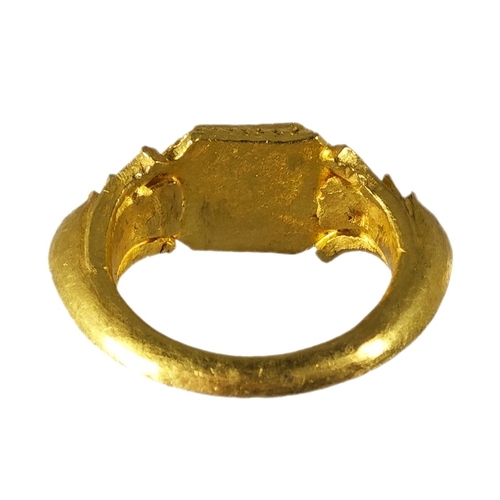 94 - Gold ring with Nandi bull chiseled on the ring, Ancient Java period, 11.5g