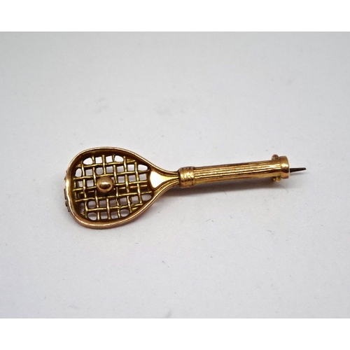 362 - A novelty brooch shaped as a tennis racket, 9ct gold.  31mm long.  Presented in a period case.