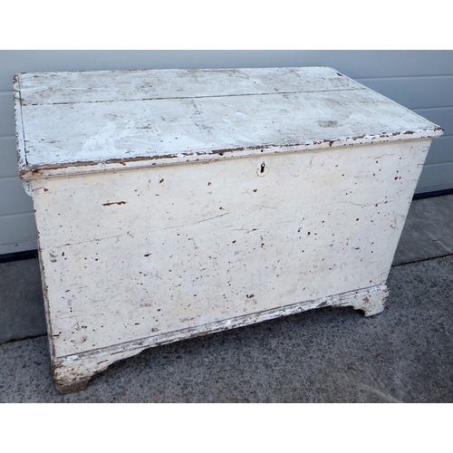 559 - A 19th cen white painted pine blanket box on bracket feet 92 cm wide