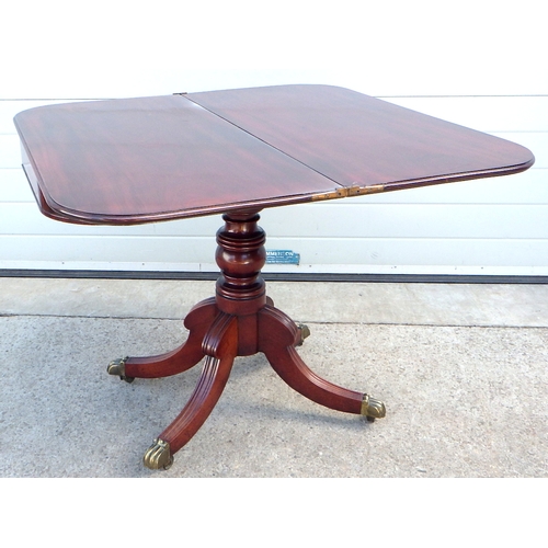 663 - A 19th cen mahogany tea table with turned column on outswept legs 92cm wide