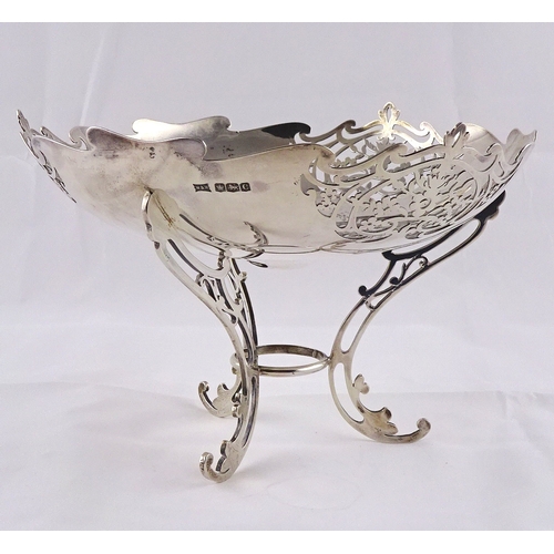 15 - A silver tripod dish table centre, Sheffield 1920.  209mm diameter / 500gr (by instruction of the fa... 