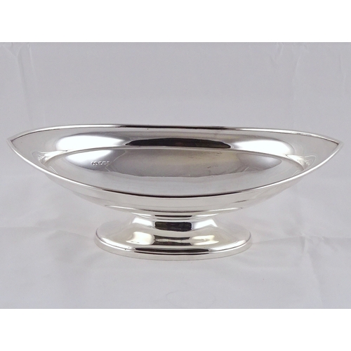 16 - A boat shaped bread basket, Sheffield 1930.  274mm / 430gr. (by instruction of the family of Dame Fa... 