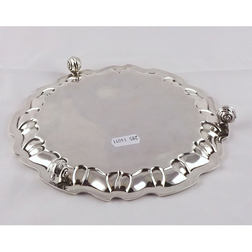 18 - A silver waiter, Sheffield 1905.  205mm diameter / 320gr (by instruction of the family of Dame Fanny... 