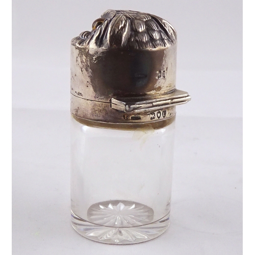 44 - A glass salts bottle having a hinged silver lid styled as an owl's head, inner glass stopper lacking... 