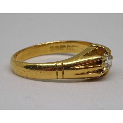 141 - A gentleman's solitaire ring comprising a brilliant cut white stone in a claw setting, 18ct gold.  5... 
