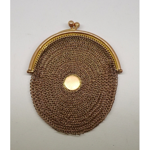 178 - A mesh purse, 9ct gold.  75 x 60mm / 28gr. (by instruction of the family of Dame Fanny Waterman)