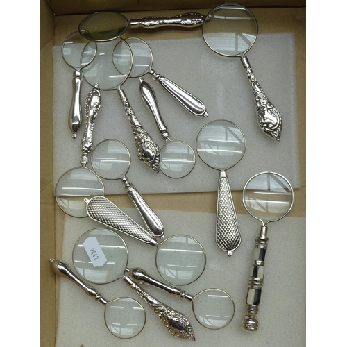 261 - Fourteen various modern magnifying glasses