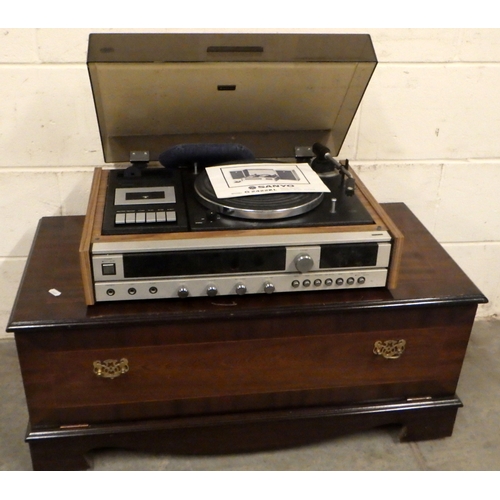510 - A Sanyo turntable with cassette player