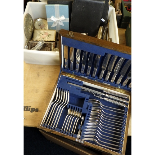 139 - A canteen of cutlery in a fitted case, other cutlery and metalwares (2)