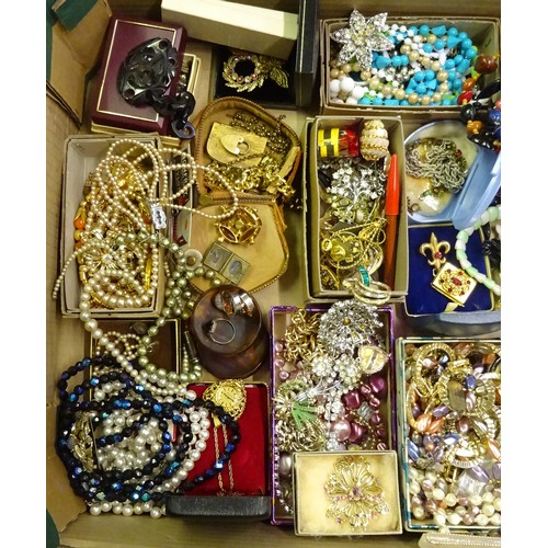 358 - A qty of costume jewellery.