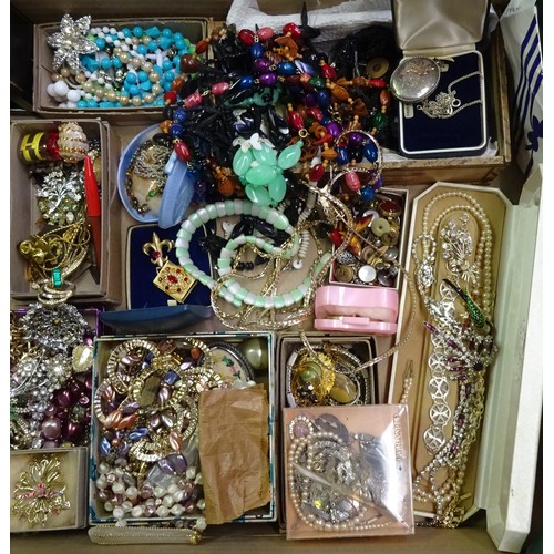 358 - A qty of costume jewellery.