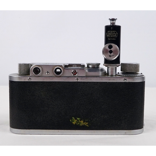 39 - A Leica ii rangefinder camera c1933 having chrome finish with body cap; a Leitz Summaron 2.8cm lens ... 