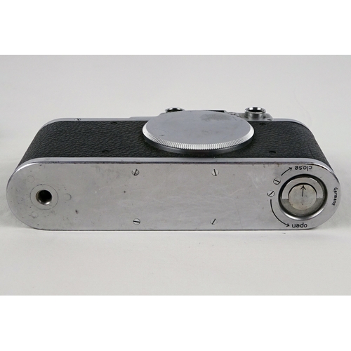 39 - A Leica ii rangefinder camera c1933 having chrome finish with body cap; a Leitz Summaron 2.8cm lens ... 