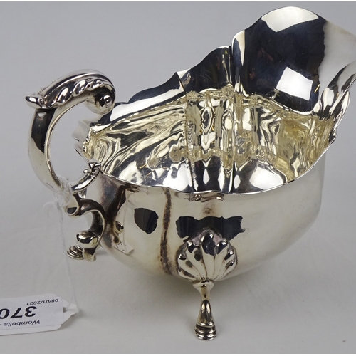 370 - A silver sauce boat, Chester 1916.  192mm long / 280gr