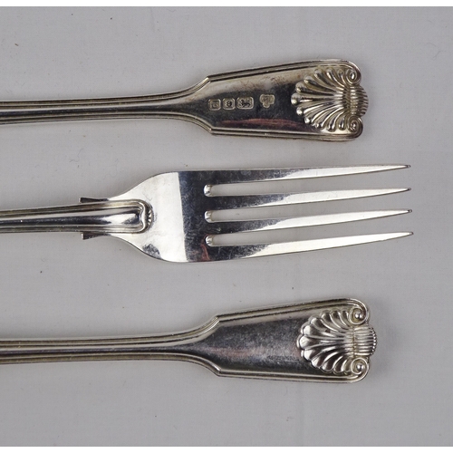 375 - Eight matching silver fiddle and shell pattern dessert forks, London 1970.  Each 184mm long / 560gr