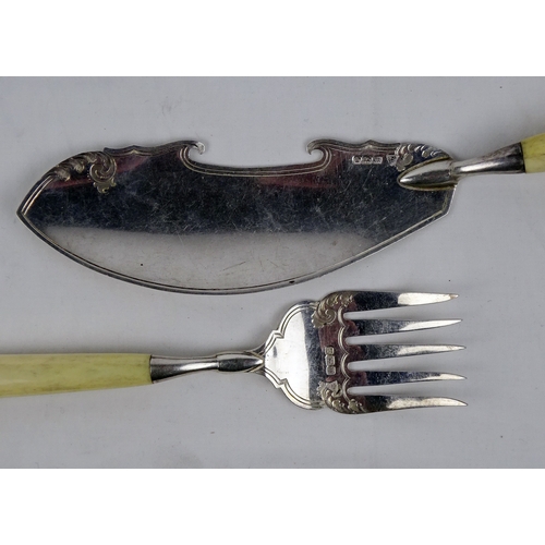 384 - A pair of silver & ivory fish servers, Sheffield 1904.  270gr gross