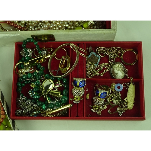 394 - A qty of costume jewellery, a white jewellery case.