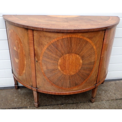 517 - A 20thC mahogany and satinwood inlaid bowfronted commode/side cabinet 125cm wide, 91cm high and 51cm... 