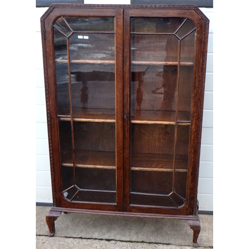 600 - A 1930s oak bookcase/cabinet, 96cm wide, 141cm tall.