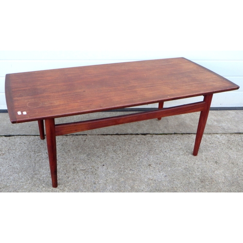 601 - A teak coffee table, 118cm long.