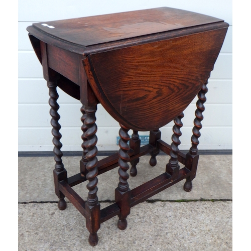 603 - A small 1930's barley twist oak gateleg table, 61cm wide.