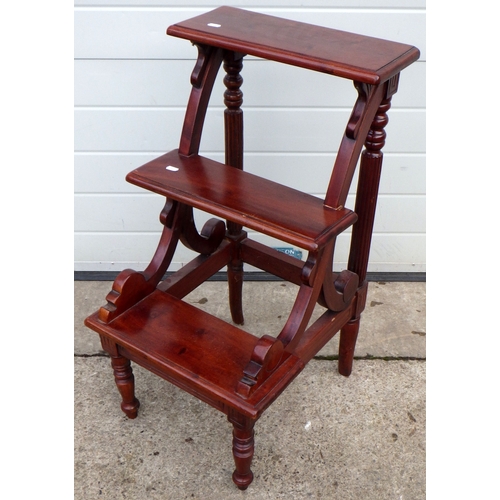 642 - A set of reproduction mahogany library steps, 44cm wide, 81cm tall.