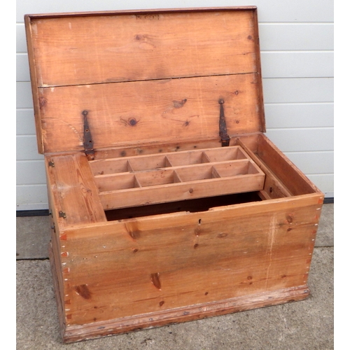 645 - A Victorian pine blanket box 96cm wide.