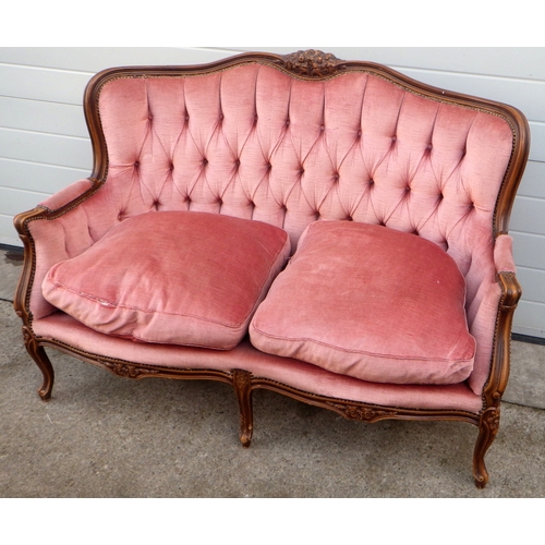 673 - A 20th century French style button back sofa, crest damaged. 135cm wide.