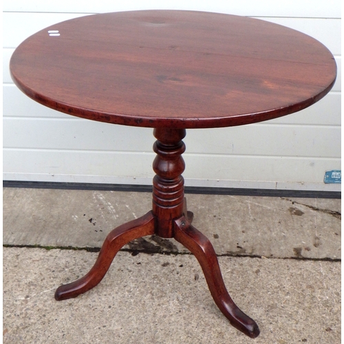 686 - A 19th century mahogany tilt top table 74cm diameter together with a similar oak table (2)