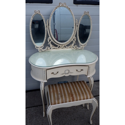 829 - A cream painted kidney shaped dressing table, stool leg damaged 93cm wide, 46cm deep, 142cm tall (2)