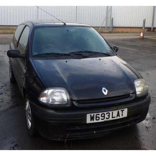 831 - A Renault Clio, W693 LAT, non runner, no mot, sold as seen, clutch not working, window seals leaking... 