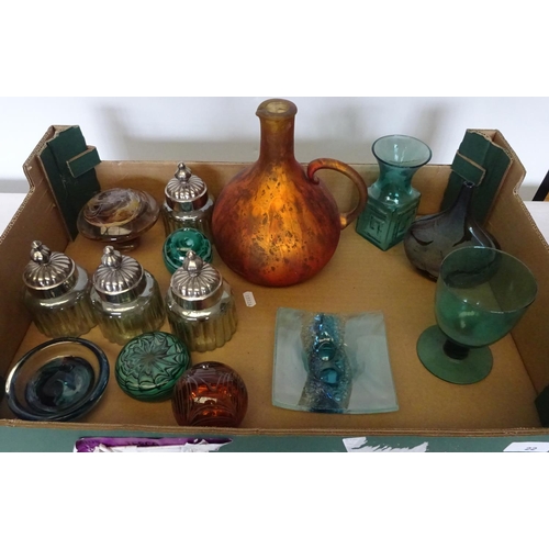 22 - A quantity of modern glass to include a Sankey paperweight, Isle of White vase etc.