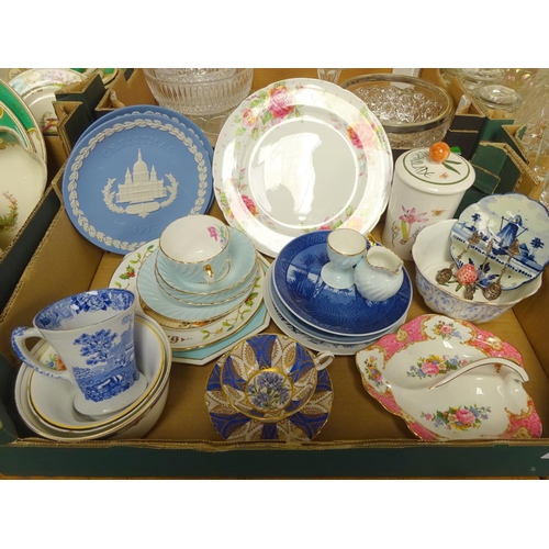 66 - A quantity of various ceramics to include Paragon, Aynsley, Royal Albert, Wedgwood Christmas plates ... 