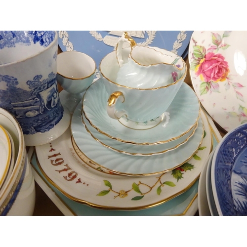 66 - A quantity of various ceramics to include Paragon, Aynsley, Royal Albert, Wedgwood Christmas plates ... 