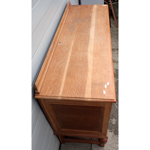 609 - A 1930s oak sideboard 152cm wide.