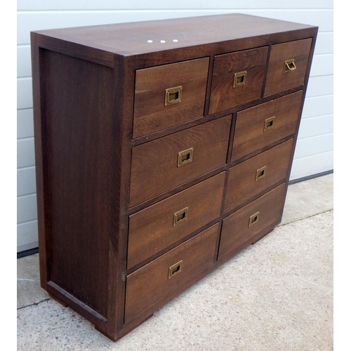 653 - A modern oak chest of drawers with inset brass handles, 114cm wide