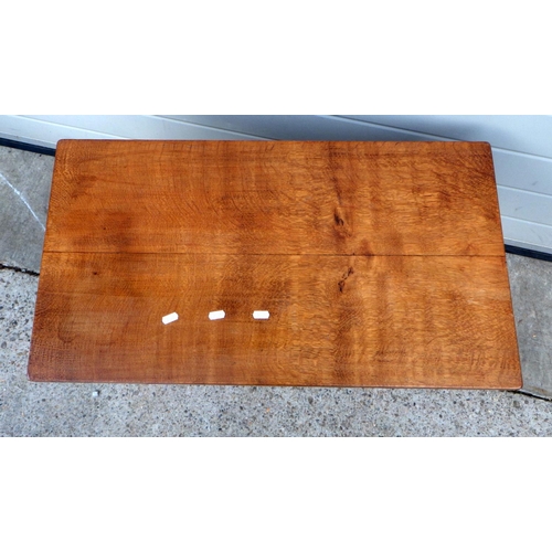 658 - A rectangular oak coffee table, 77cm wide