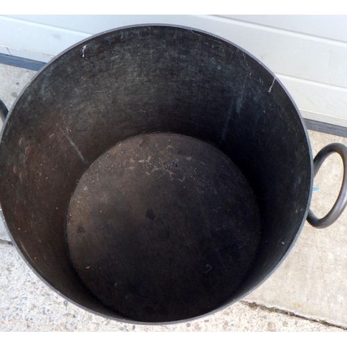 679 - A heavy copper two handled bucket, 38cm tall