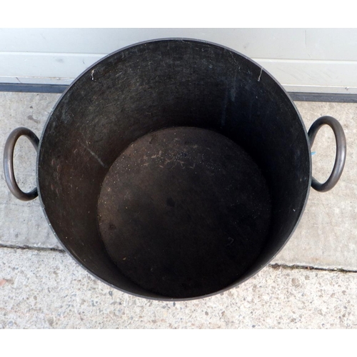 679 - A heavy copper two handled bucket, 38cm tall