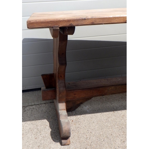 861 - An oak refectory table (160cm long), loose.