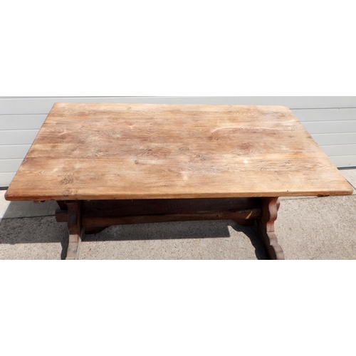 861 - An oak refectory table (160cm long), loose.