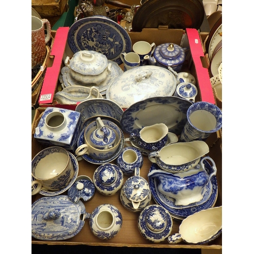 225 - Various ceramics incl reproduction blue and white.  Some a/f.  (6)