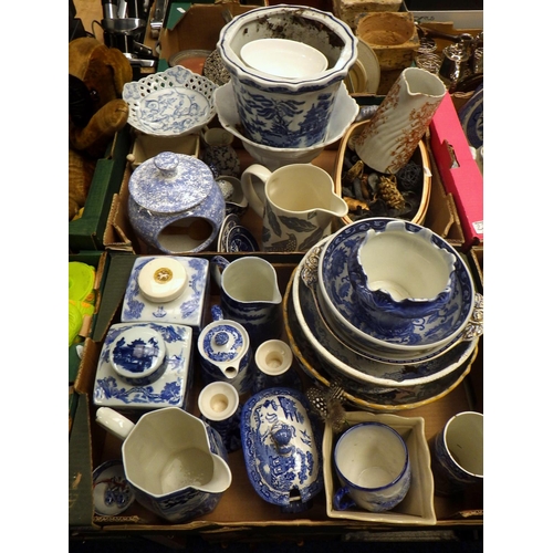 225 - Various ceramics incl reproduction blue and white.  Some a/f.  (6)