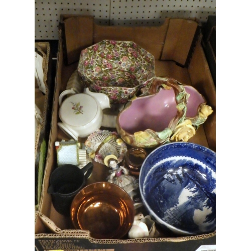 330 - A quantity of various ceramics to include figures, bowls plates etc af (3).